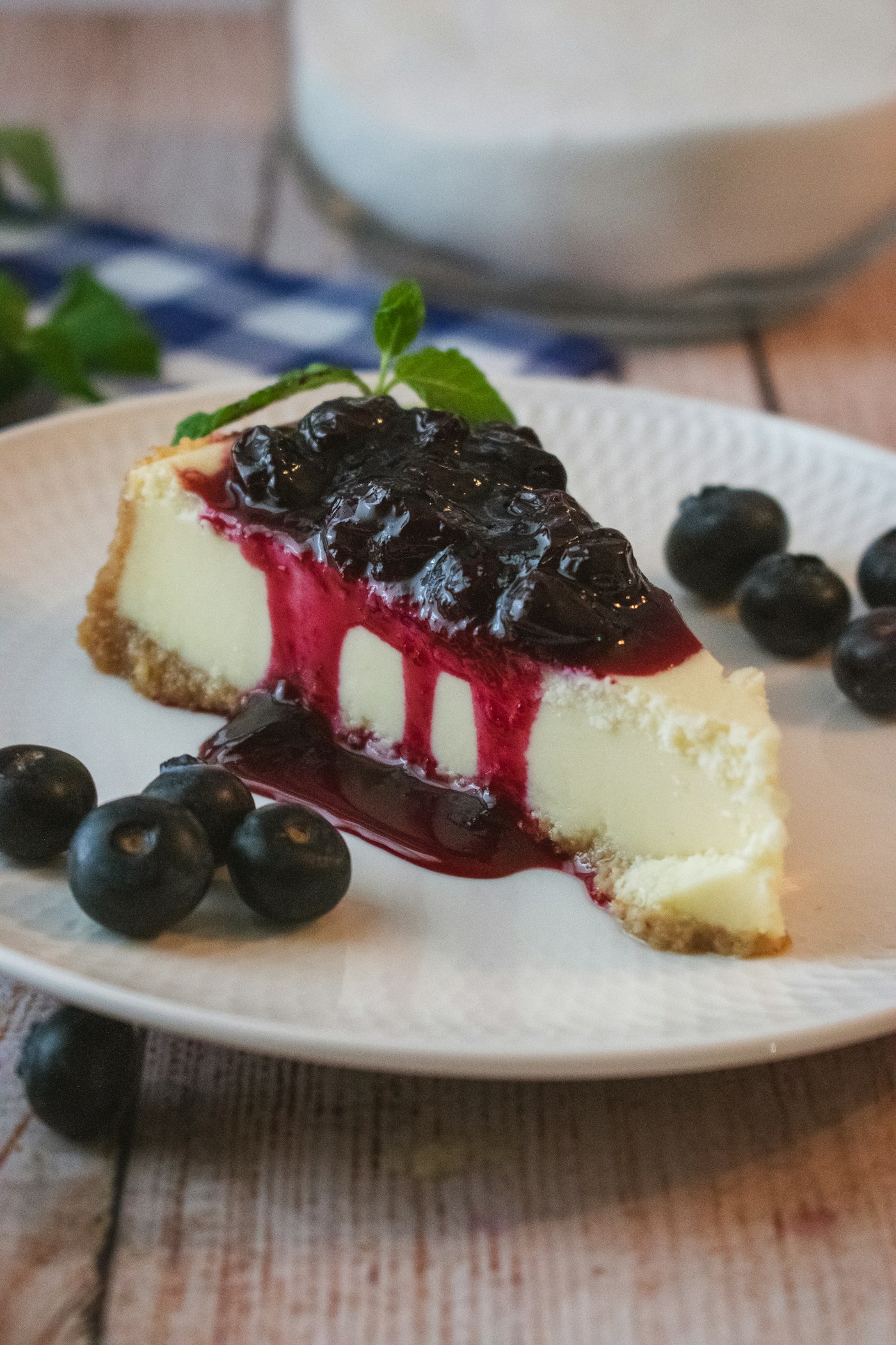 ブルーベリーソースのチーズケーキ